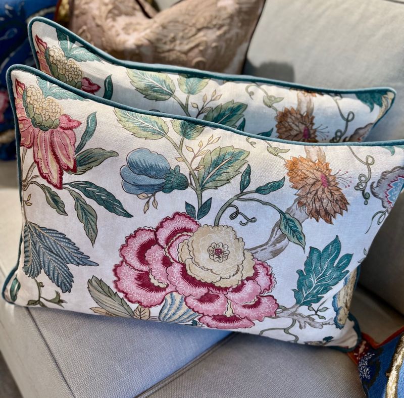 Puter i stoffet Mariella F4860-01 Pink/Green fra Colefax&Fowler