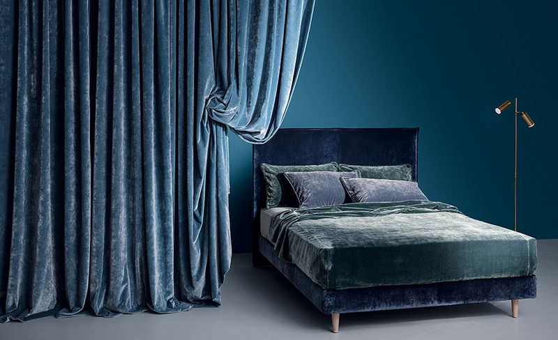 Faze Stain Repellent FR Velvet fra Kirkby Design  - SØK HER!