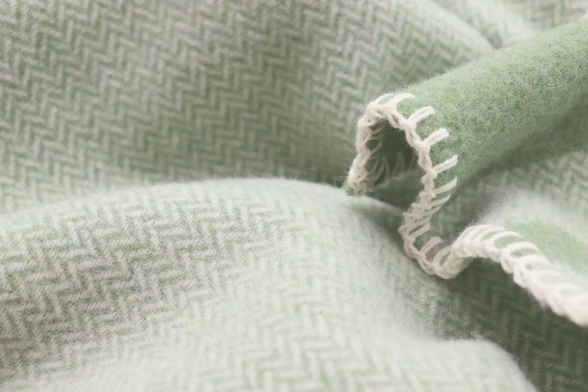 Pledd i 150 x 200cm i nydelig resirkulert ull 798350 Stripe