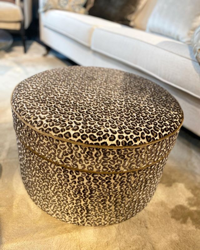 Cortina pall fra Artwood trukket i stoffet Wilde Charcoal fra Co