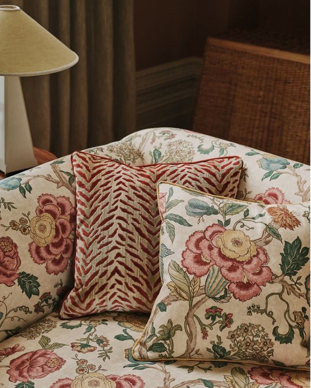 Puter i stoffet Mariella F4860-01 Pink/Green fra Colefax&Fowler