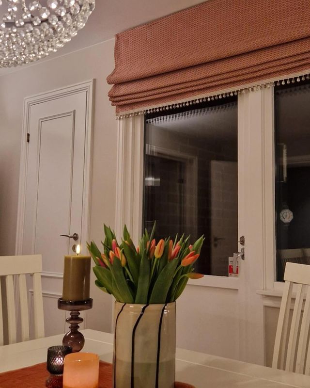 Nydelig liftgardin i stoffet CF Arlette F4769-05 red fra Colefax&Fowler