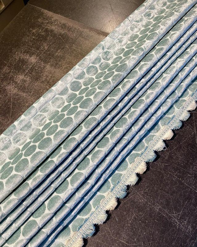 Liftgardin i aquagrønnblå velur fra Prestigius Textiles