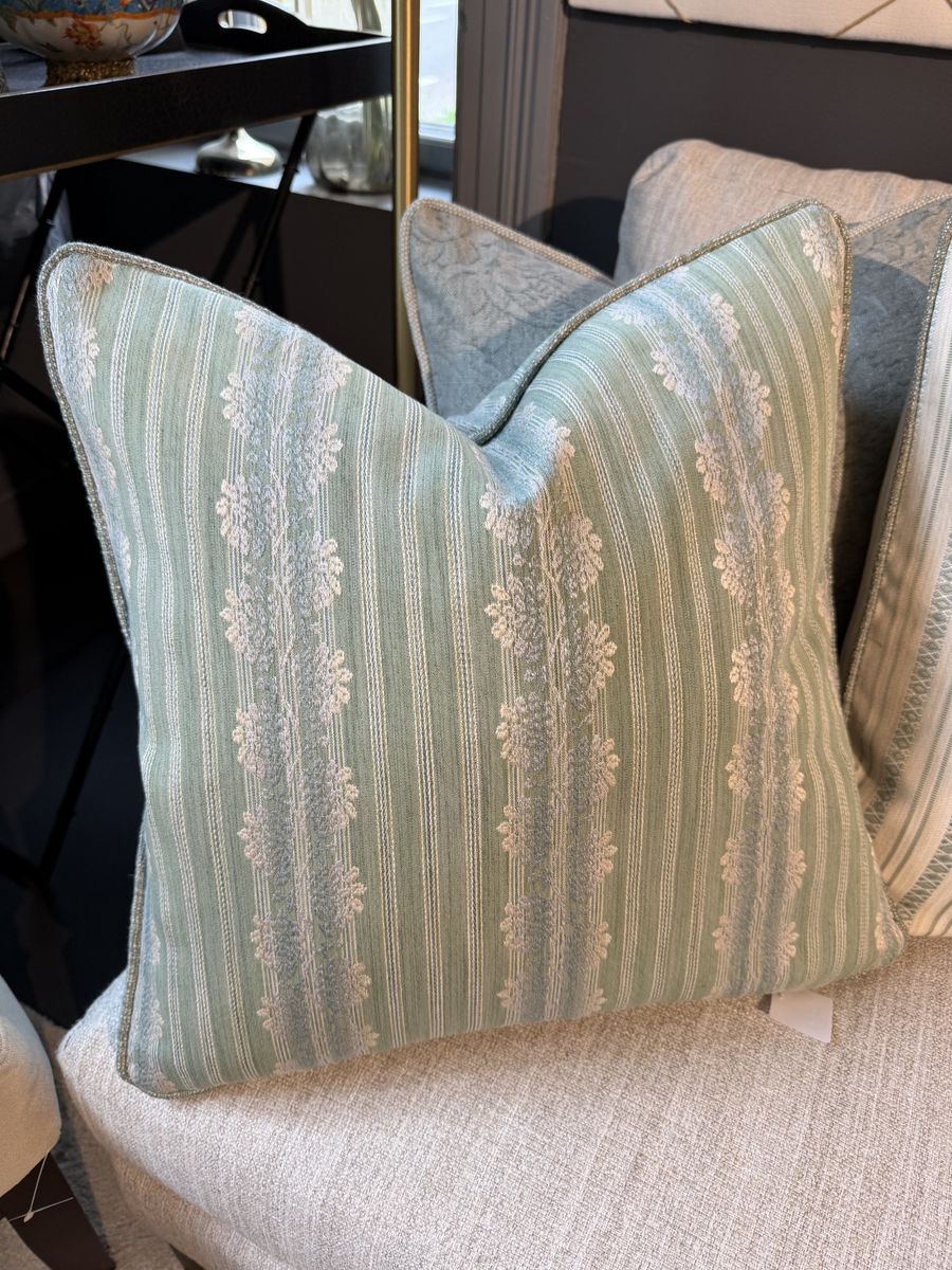Putetrekk i stoffet Silvano Stripe col Celadon i 50x50